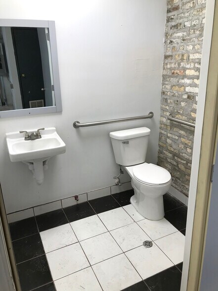 More Photos Of 4716-4722 N Kedzie Ave, Chicago Storefront Retail Residential For Lease