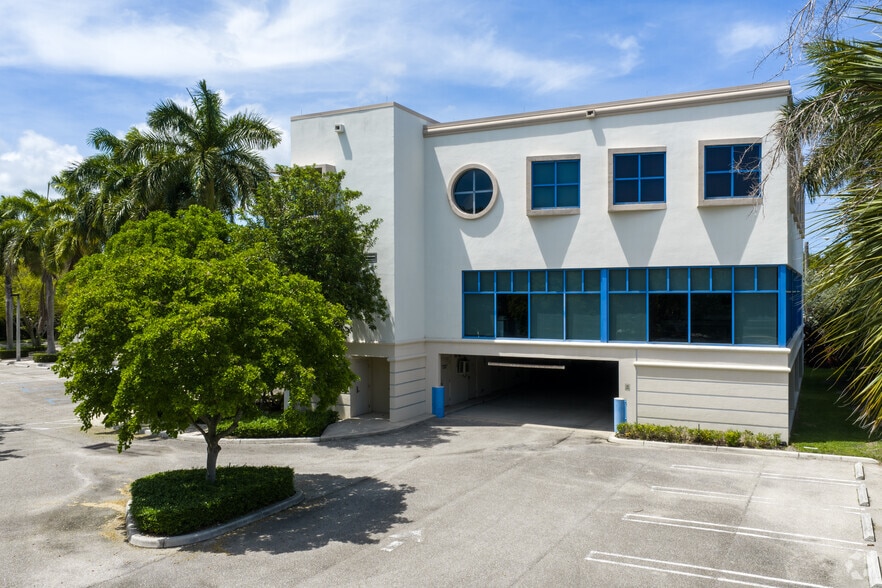 More Photos Of 2505 Metrocentre Blvd, West Palm Beach Medical For Lease