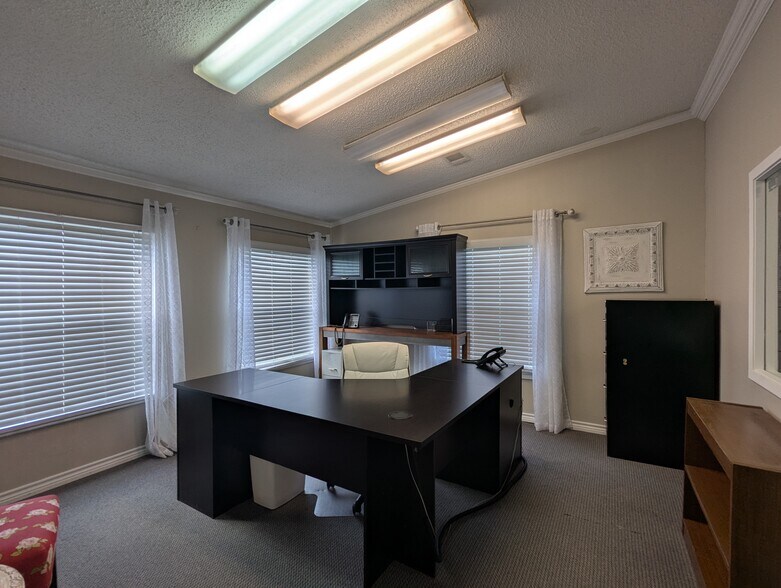 More Photos Of 16595 IH-10, Vidor Truck Terminal For Sale