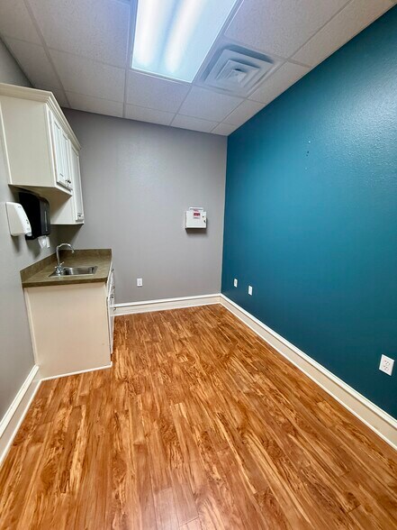 More Photos Of 641 S Broadway Ave, Tyler Unknown For Lease