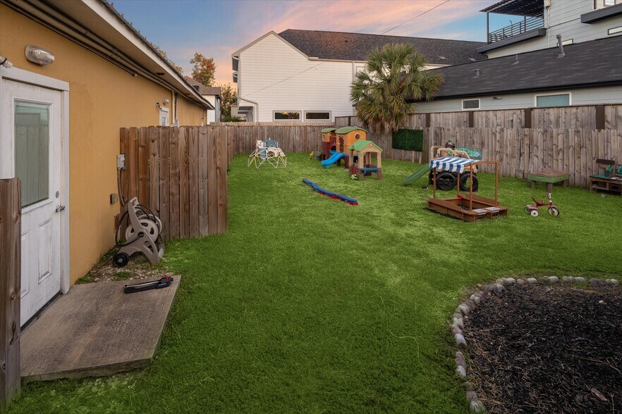 More Photos Of 6212 N Main St, Houston Office For Sale