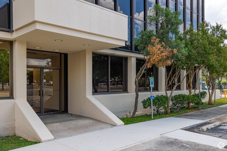 More Photos Of 8700 Tesoro Dr, San Antonio Office For Sale