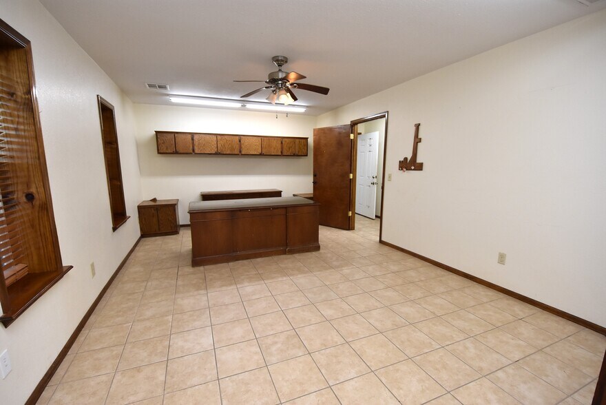 More Photos Of 701 W Broadway, Seminole Manufacturing For Sale