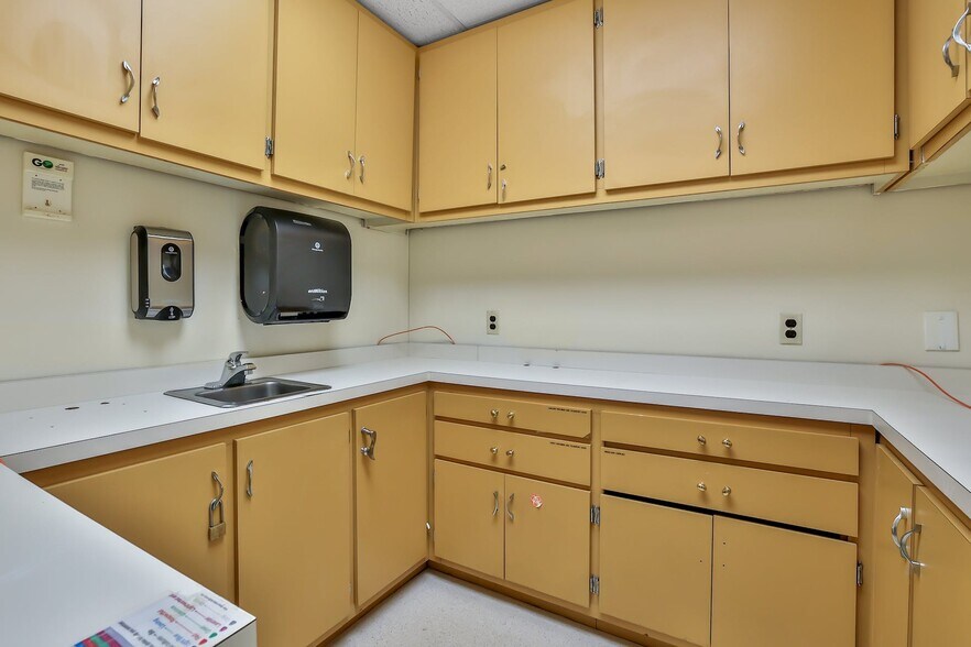 More Photos Of 171 Ramapo Rd, Garnerville Office For Lease