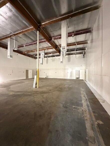 More Photos Of 7931 Deering Ave, Canoga Park Service For Sale