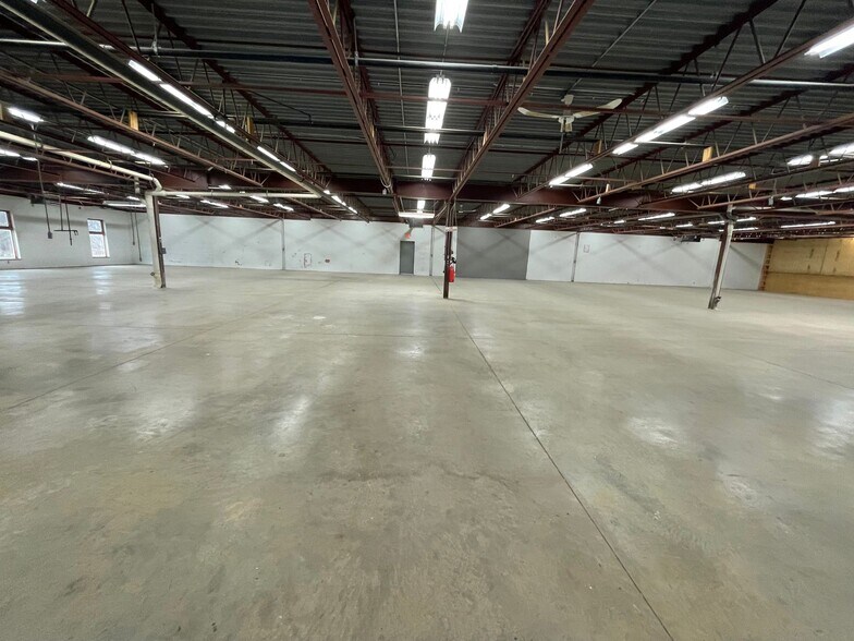 More Photos Of 115 Centennial Rd, Shelburne Warehouse For Lease