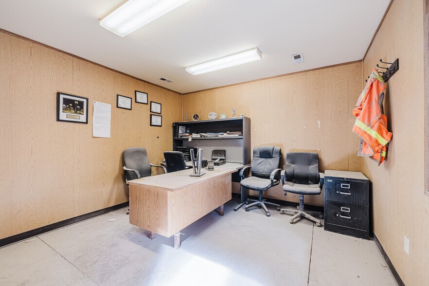 More Photos Of 824 Poplar St, Carlin Industrial For Sale