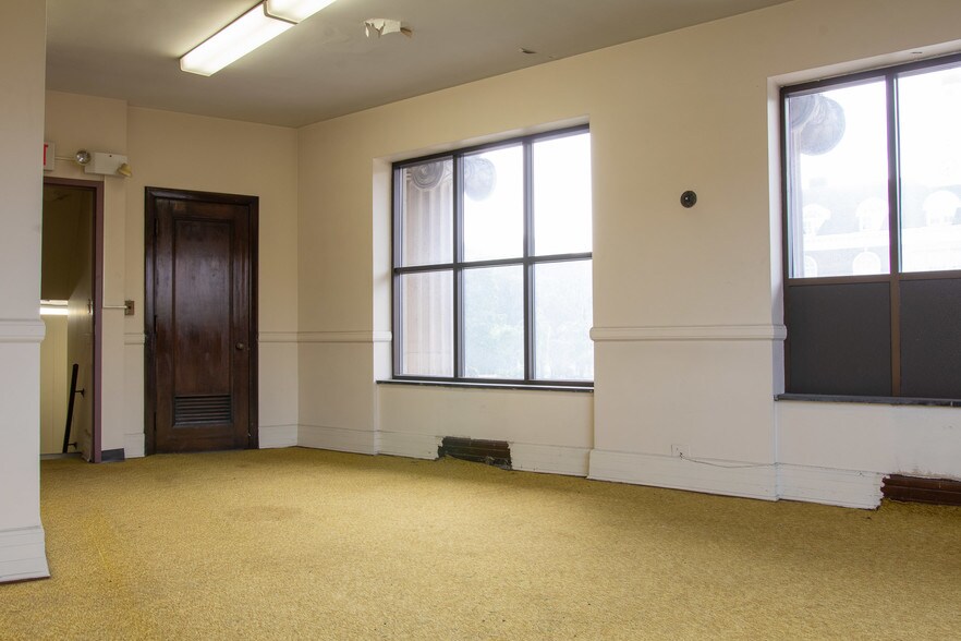 More Photos Of 13650 Michigan Ave, Dearborn Bank For Lease