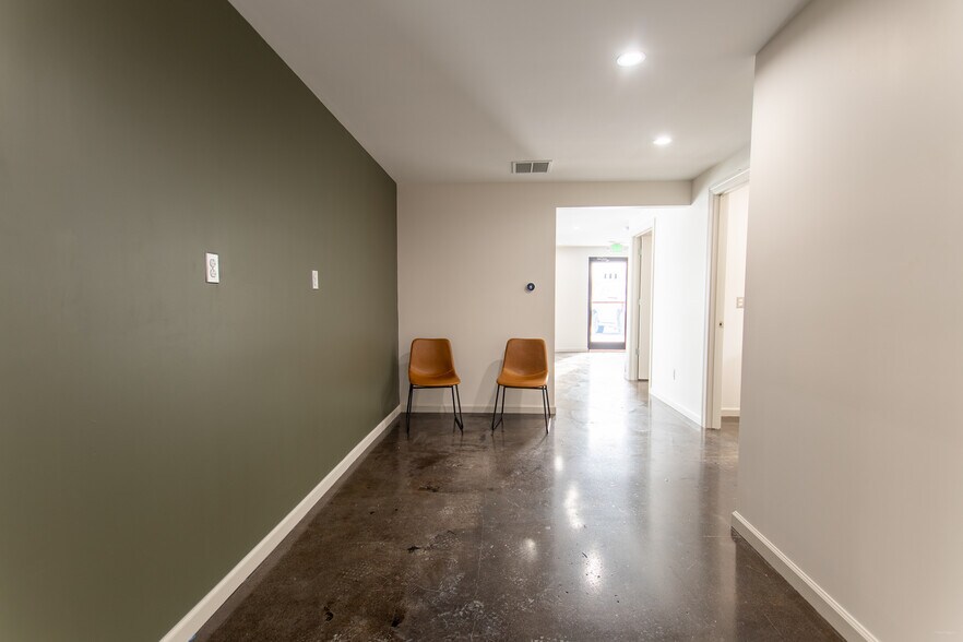 More Photos Of 804 Chevy Chase Pl, Lexington Office For Lease