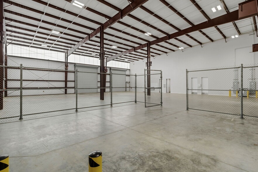 More Photos Of 8110 Parkside Ave, Baytown Warehouse For Sale