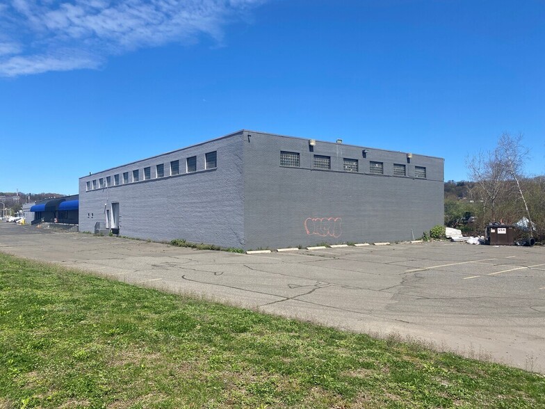 More Photos Of 195 Freight St, Waterbury Bar For Sale