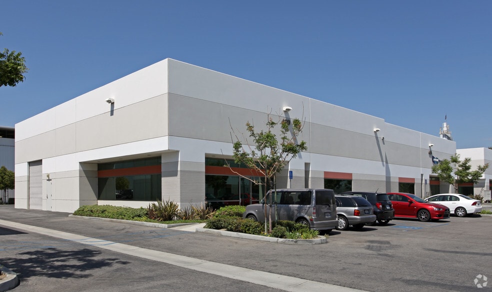 More Photos Of 480-488 W Meats Ave, Orange Warehouse For Lease