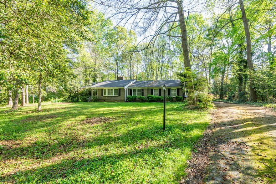 More Photos Of 1304 NE Main St, Simpsonville Office For Sale