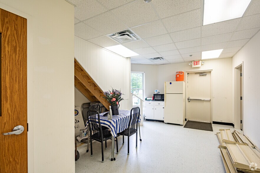 More Photos Of 1302 Lee St, West Point Freestanding For Lease