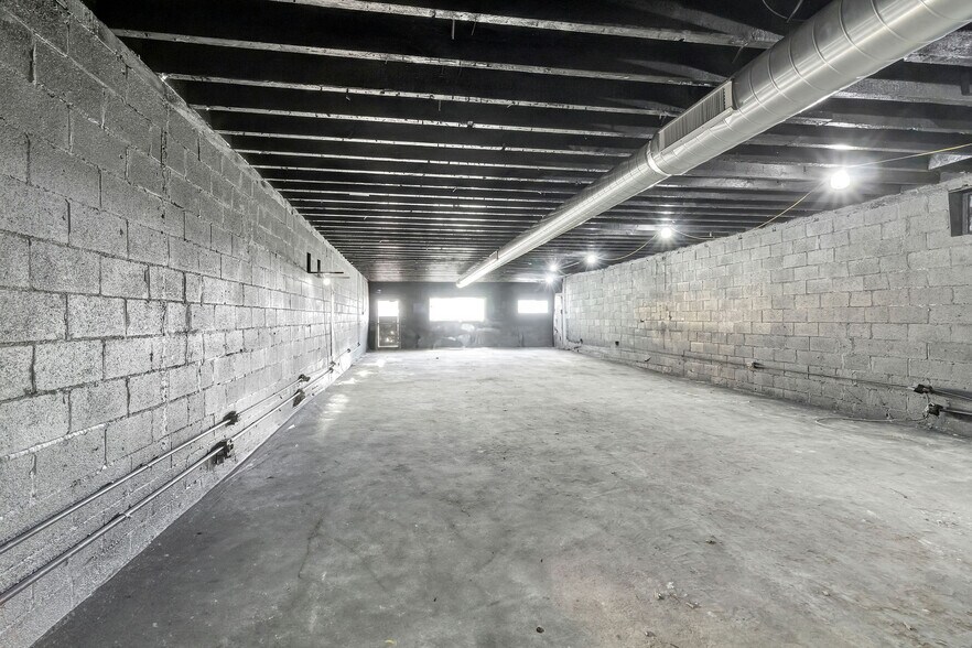 More Photos Of 729 Scott St, Covington Bar For Sale