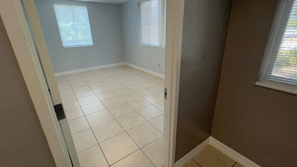More Photos Of 4940 Bayline Dr, North Fort Myers Warehouse For Lease