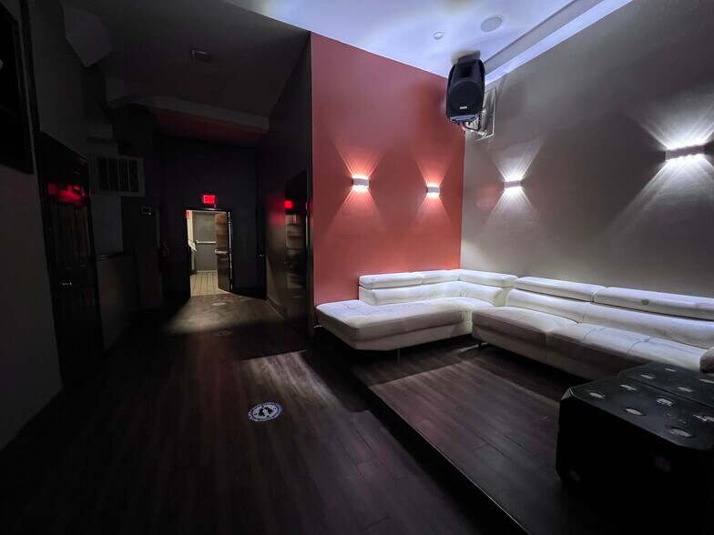 More Photos Of 23006 S Conduit Ave, Rosedale Restaurant For Sale