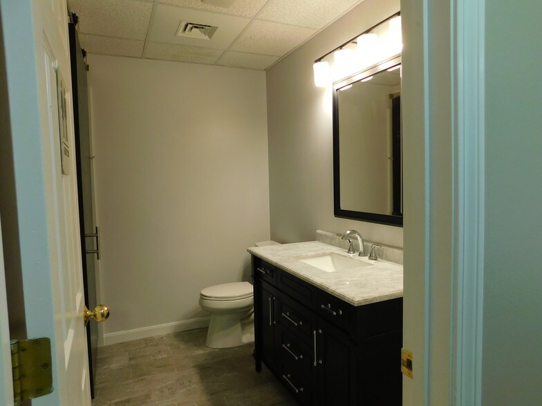 More Photos Of 50 Nashua Rd, Londonderry Office For Sale