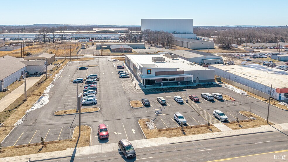 More Photos Of 2400 E Main St, Russellville Freestanding For Sale