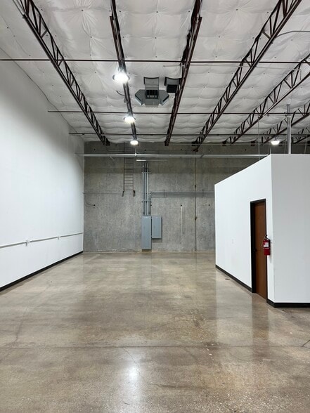 More Photos Of 10939 Shady Trl, Dallas Distribution For Lease