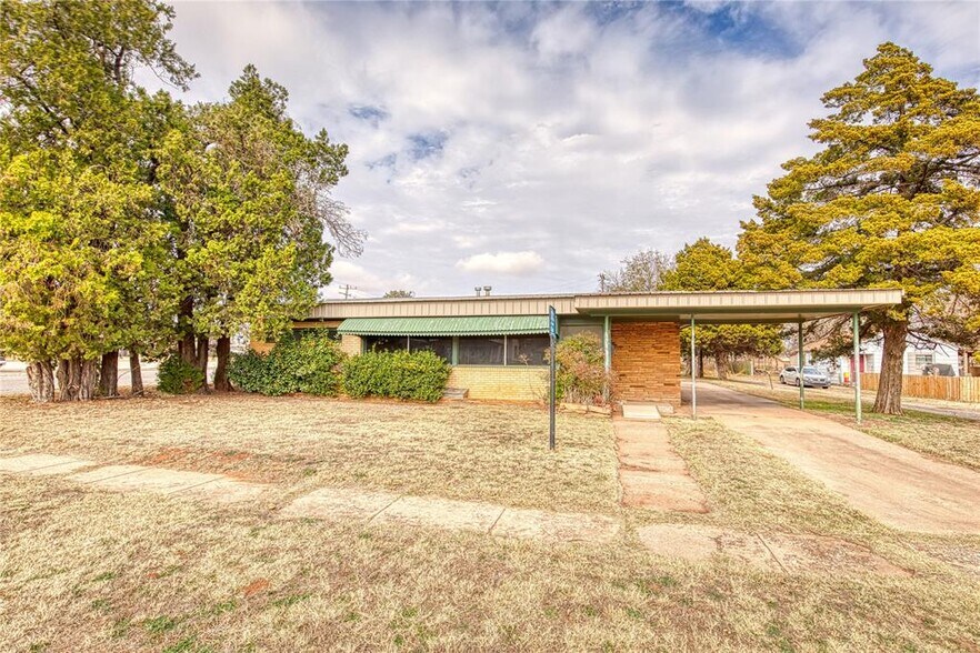 Primary Photo Of 517 W 2nd St, Elk City Office For Sale