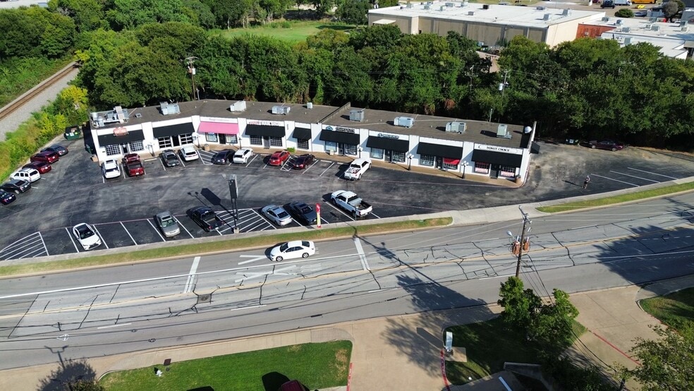 More Photos Of 220 N Walnut Creek Dr, Mansfield Unknown For Lease