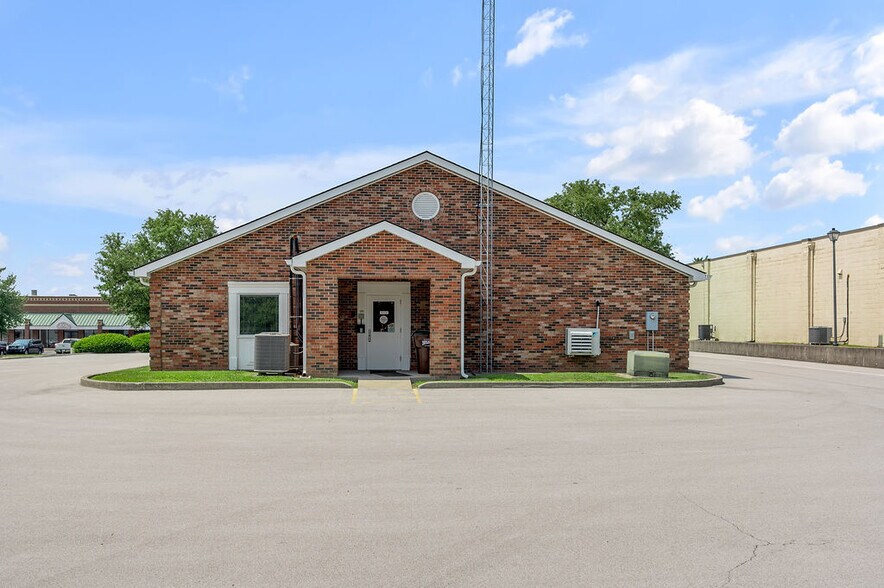 More Photos Of 250 Crossfield Dr, Versailles Industrial For Lease