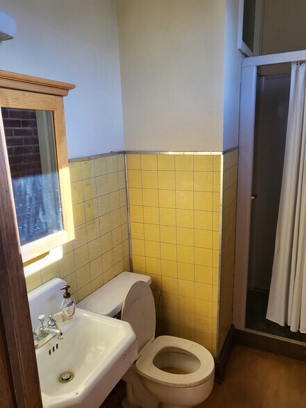 More Photos Of 212 S Broad St, Gastonia General Retail For Sale