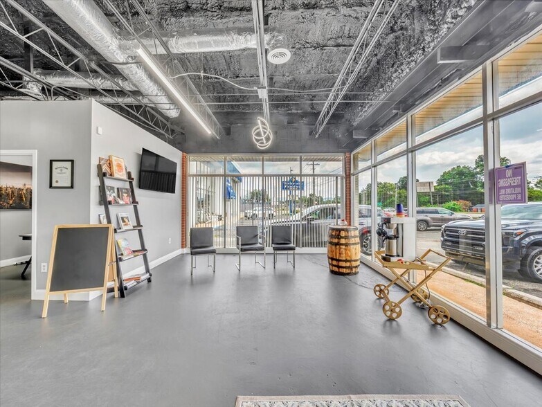 More Photos Of 3010 University Dr NW, Huntsville Showroom For Sale
