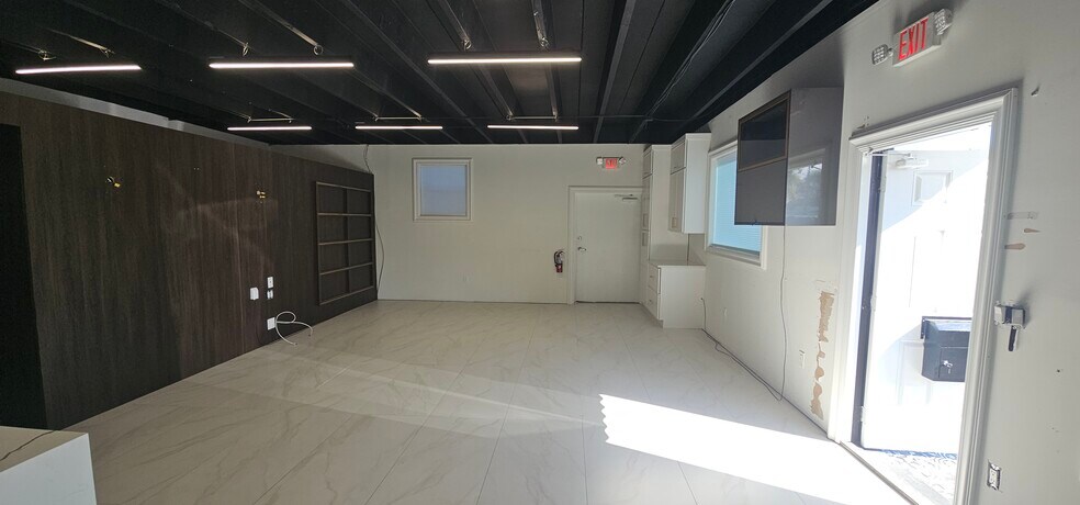 More Photos Of 211 SE 9th Ave, Boynton Beach Light Manufacturing For Lease