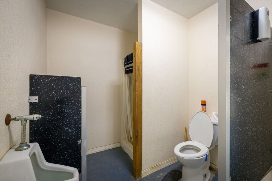 More Photos Of 180 Spring Mountain Dr, Canyon Lake Distribution For Sale