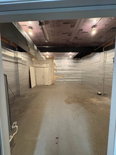 More Photos Of 21950-21956 Schoenherr Rd, Warren Warehouse For Lease