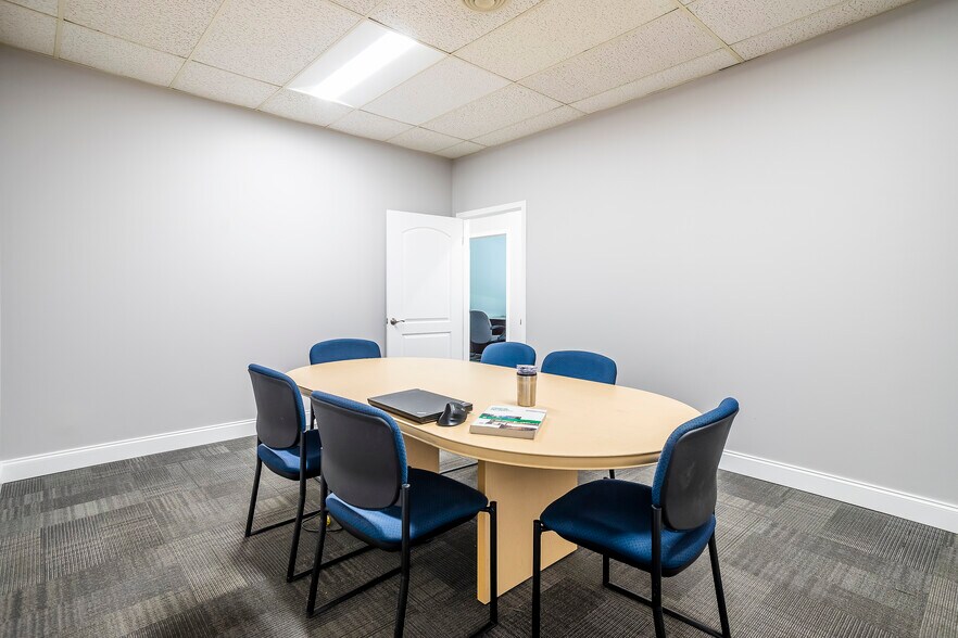 More Photos Of 951 N Plum Grove Rd, Schaumburg Office For Lease