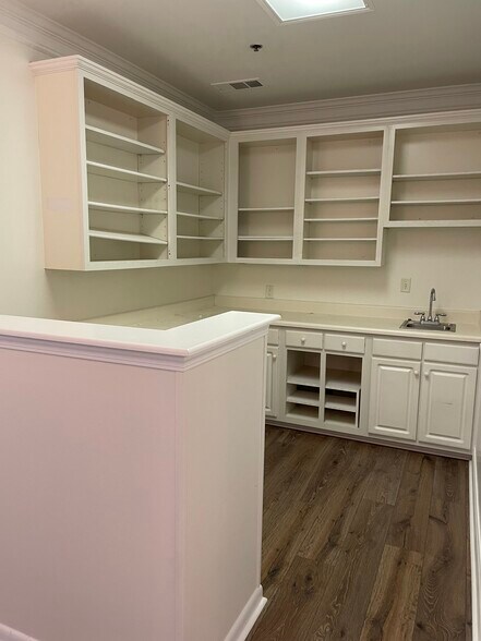 More Photos Of 3221 S Cherokee Ln, Woodstock Medical For Lease