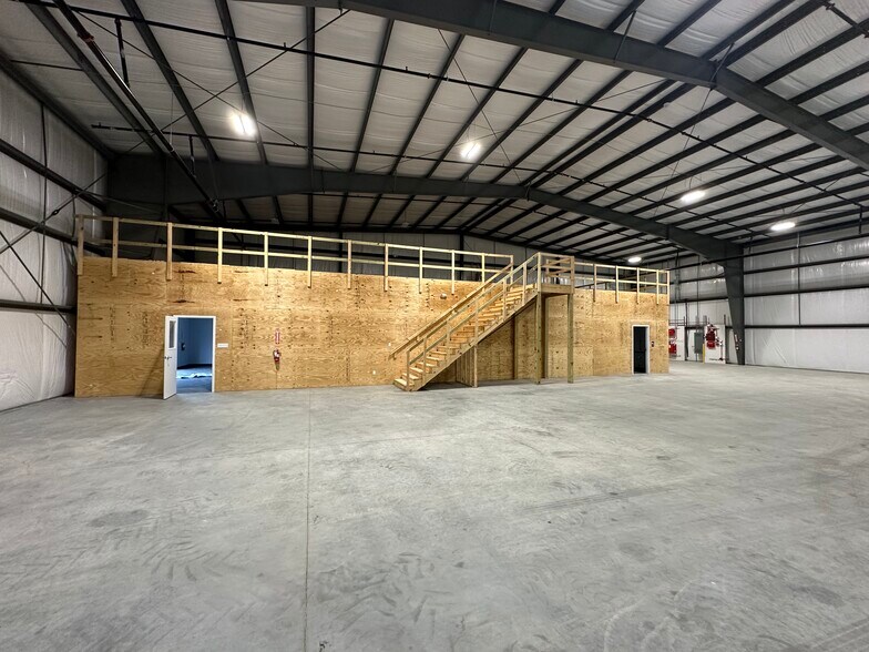 More Photos Of 138 Strathmore Rd, Summerville Distribution For Lease