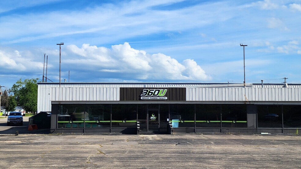Primary Photo Of 2060 Omro Rd, Oshkosh Auto Dealership For Lease