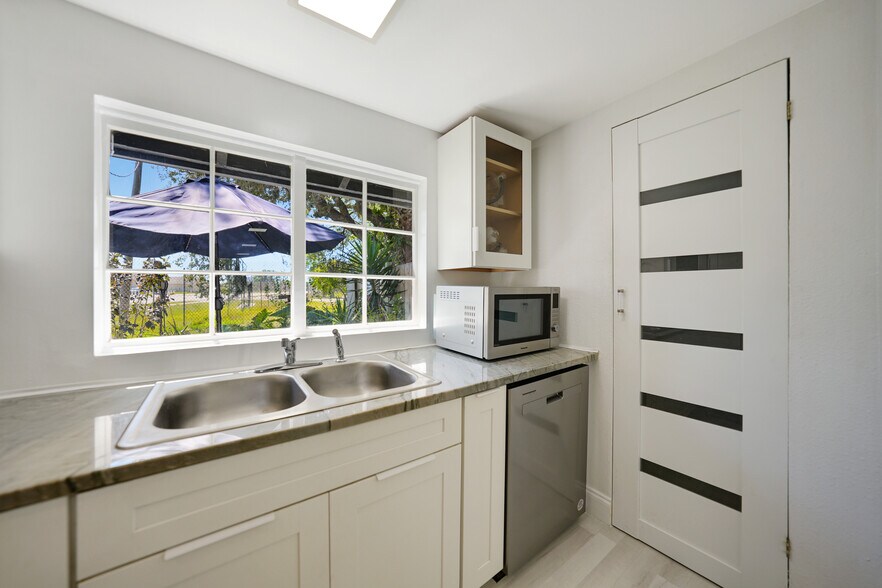 More Photos Of 2461 SW Highway 17, Arcadia Warehouse For Sale