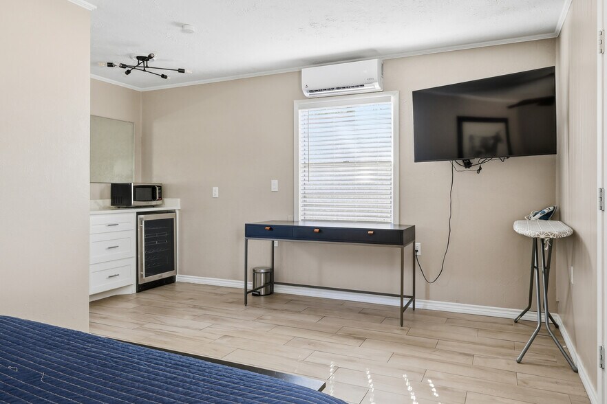 More Photos Of 1016 N Ave E, Shiner Hotel For Sale