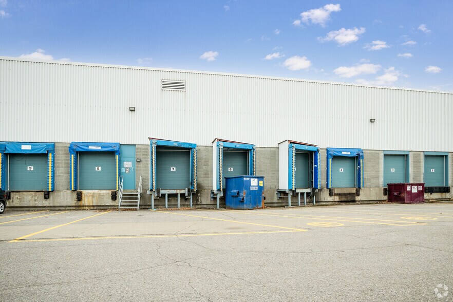 More Photos Of 4600-4612 Rd Bois-Franc, Montréal Warehouse For Lease