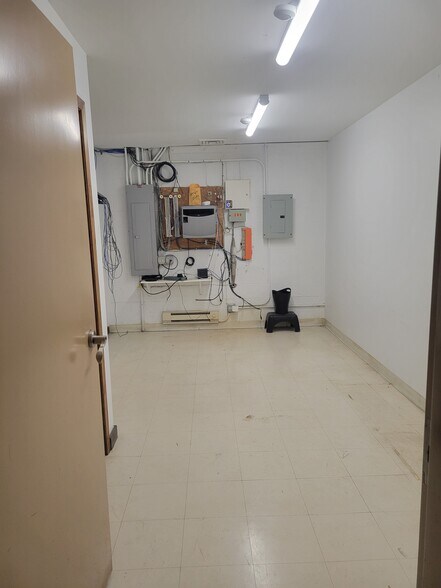 More Photos Of 290 Telser Rd, Lake Zurich Warehouse For Lease