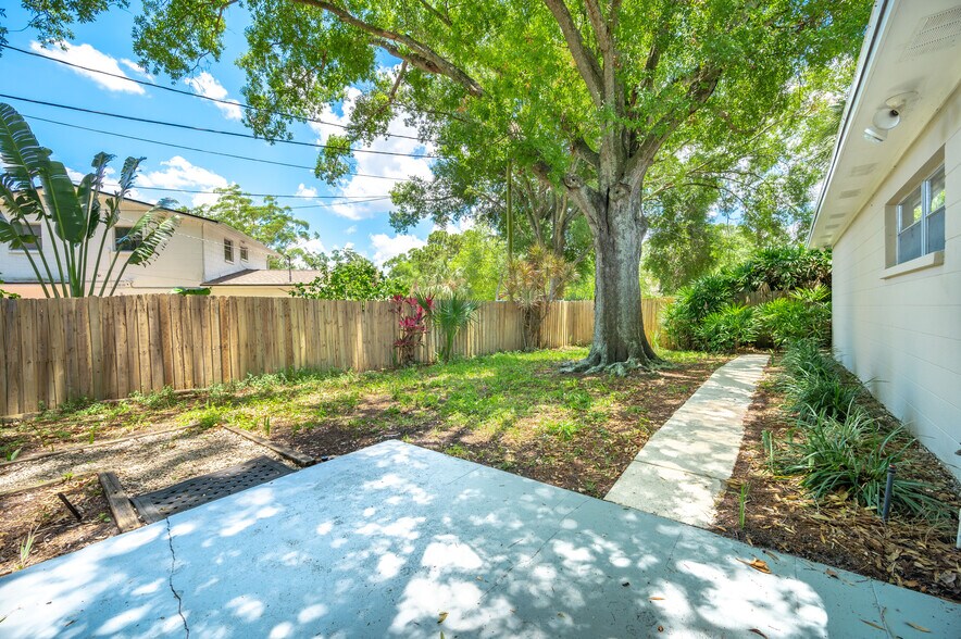 More Photos Of 5105 Memorial Hwy, Tampa Office Residential For Lease