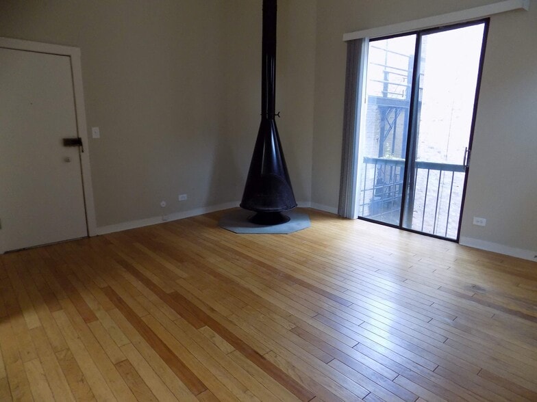 More Photos Of 2300 N Clark St, Chicago Apartments For Lease