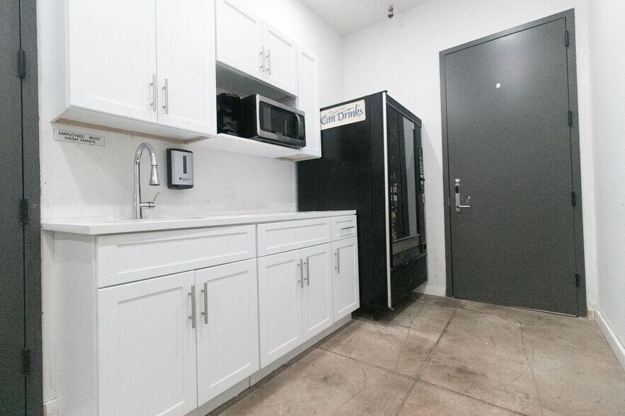 More Photos Of 78-92 Kingsland Ave, Brooklyn Flex For Sale