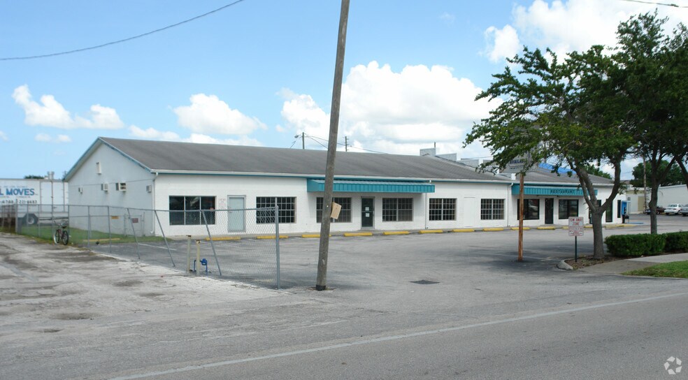 More Photos Of 4650-4666 28th St N, Saint Petersburg Warehouse For Lease