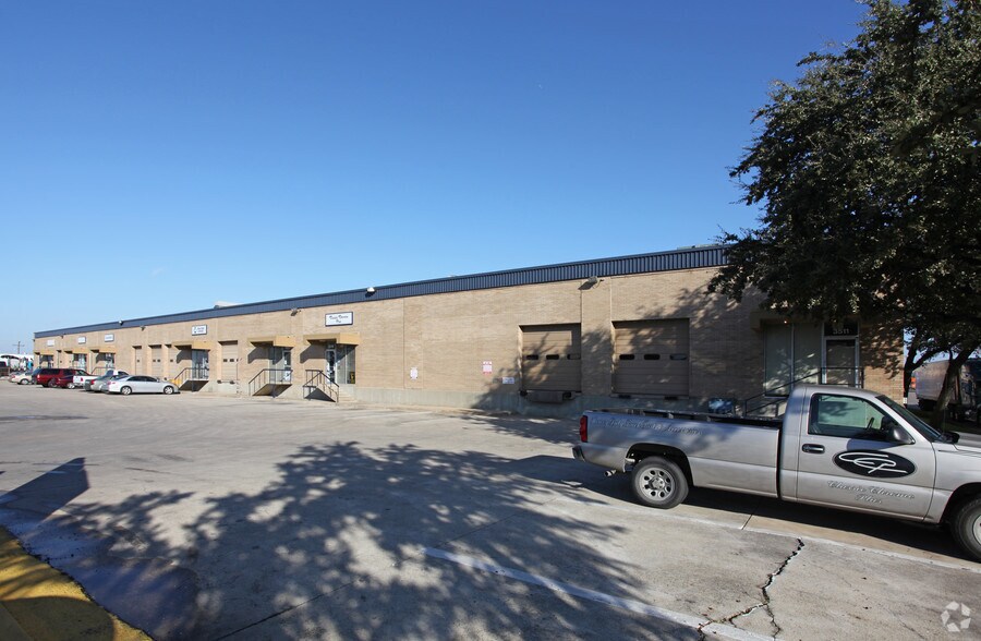 More Photos Of 3511-3539 Irving Blvd, Dallas Light Distribution For Lease