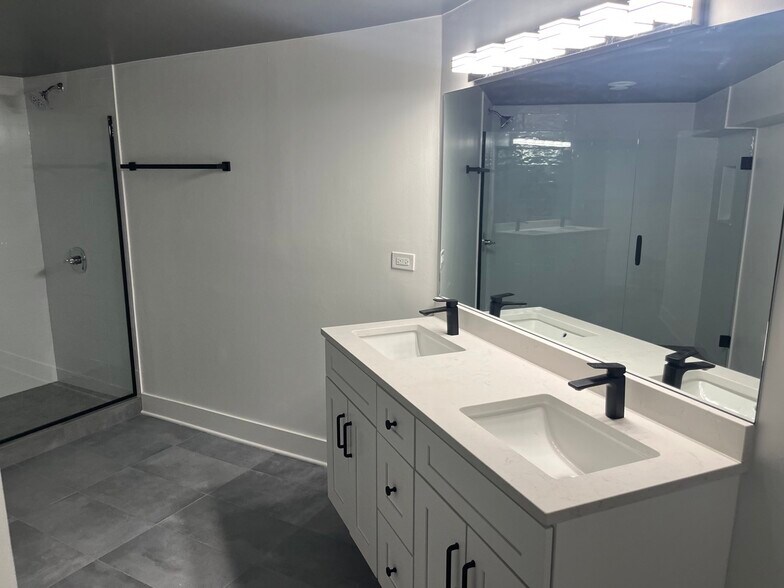 More Photos Of 1105 W Chicago Ave, Chicago Loft Creative Space For Lease