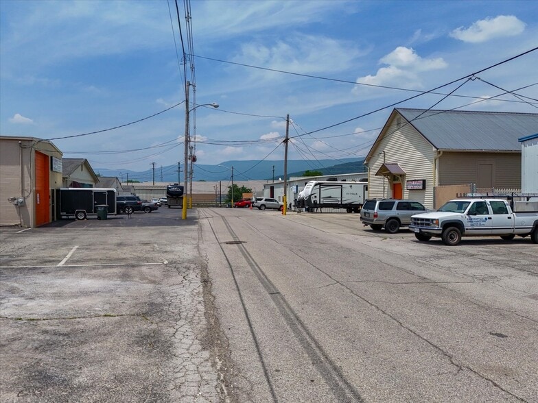 More Photos Of 722-726 Roanoke St, Salem Research And Development For Sale