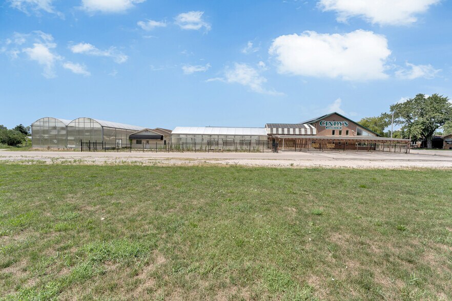 More Photos Of 585 Seacliff Dr, Kingsville Freestanding For Sale