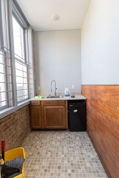 More Photos Of 535 W Reed St, Moberly General Retail For Sale