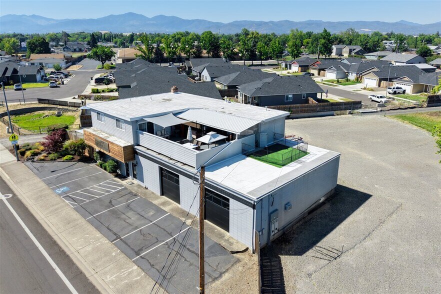 More Photos Of 2937 Merriman Rd, Medford Storefront Retail Residential For Sale